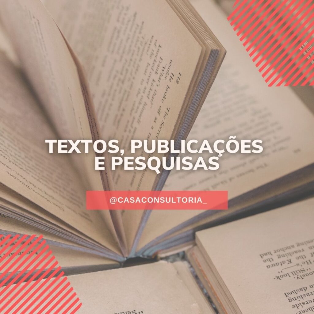 Fotografia colorida, ao fundo em transparência, livros abertos. Sobre a imagem e centralizado, o título em letras brancas: Textos, publicações e pesquisas. Abaixo, em faixa avermelhada o arroba da Casa Consultoria: @casaconsultoria_  